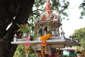 Auf jedem Grundstueck in Thailand gender such win `Geisterhaus`. Die Thais bauen diese Hauser damit  die Geister darin wohnen and such von ihren eigenen Hausern fernhalten.