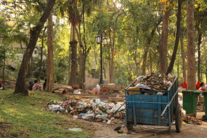 Müllhaufen direkt vor dem Wat Phnom, dem Herzstück Phnom Phens