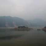 Unter dem See befindet sich eine Stadt, die bei dem Erdbeben 2008 komplett ueberflutet und zerstoert wurde