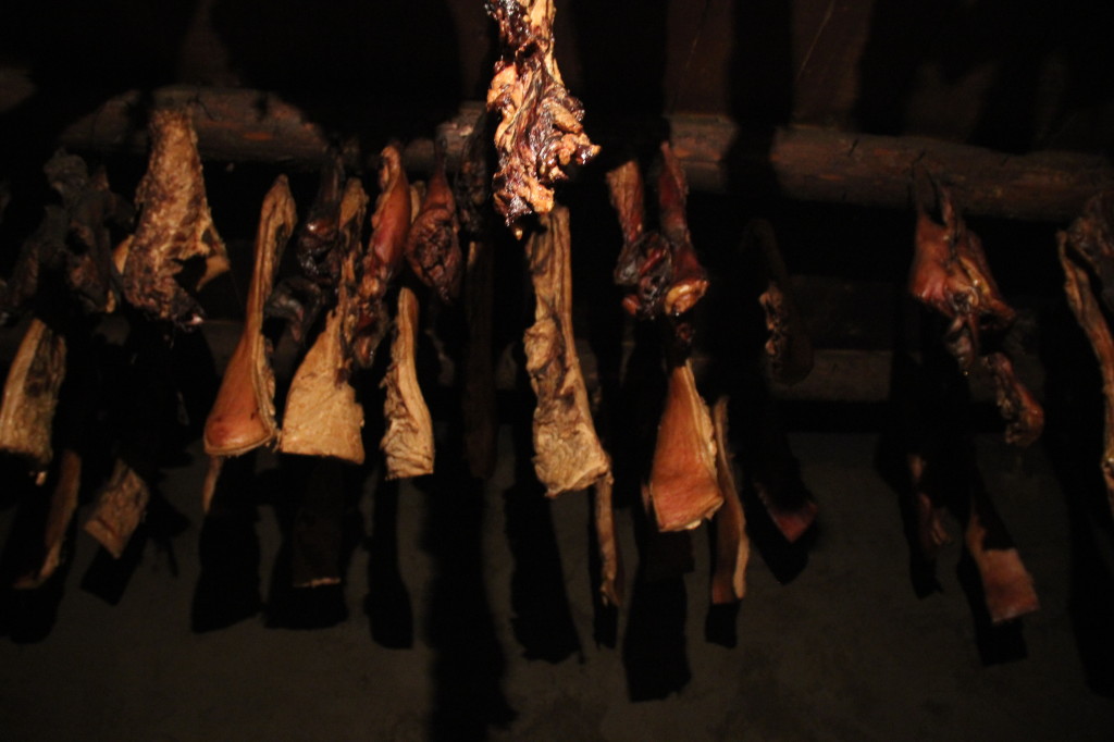 Sieht aus wie eine Raeucherkammer, ist aber ein Wohnzimmer, Esszimmer und Kueche in einem