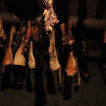 Sieht aus wie eine Raeucherkammer, ist aber ein Wohnzimmer, Esszimmer und Kueche in einem