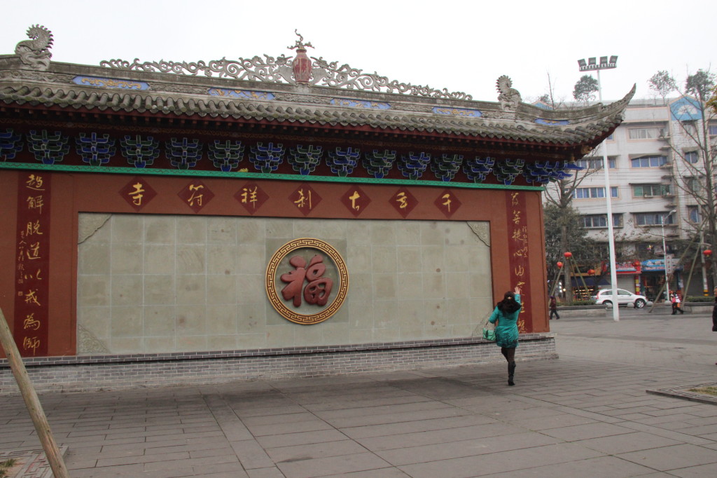 Das Zeichen heisst 'Fu' Was uebersetzt 'Glueck' bedeutet. wenn man mit geschlossenen augen aus 20 m Entfernung darauf zulaeuft und es trifft soll das Glueck bringen