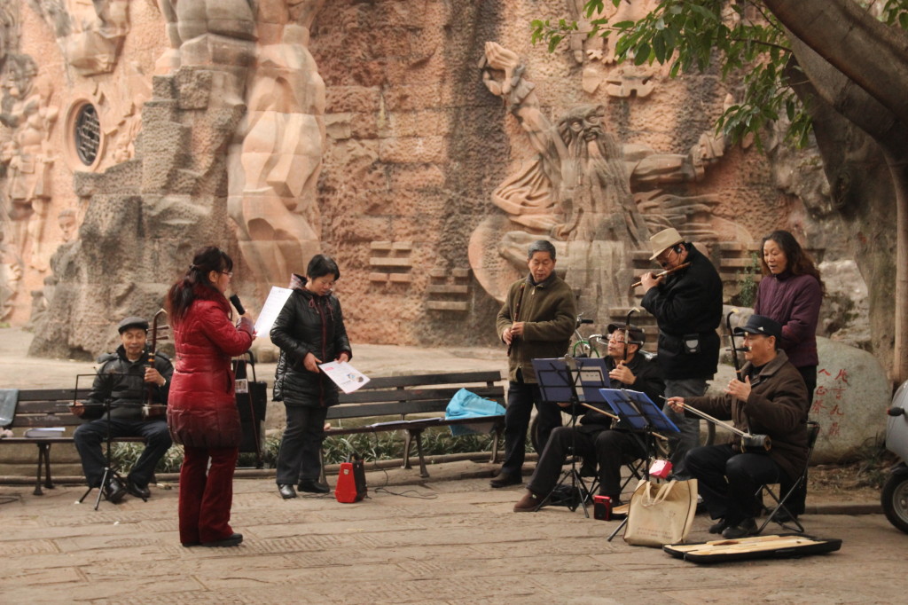 Musizierende und tanzende Menschen auf den Strassen und in Parks sind hier keine Seltenheit!