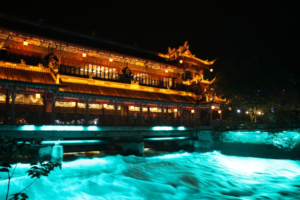 Dujiangyan ist bekannt fuer sein ueber 2000 Jahre altes Wasserregulierungs Systhem