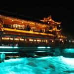Dujiangyan ist bekannt fuer sein ueber 2000 Jahre altes Wasserregulierungs Systhem
