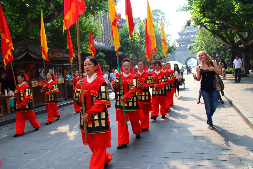Festzug in Dujiangyan am Dragon Boat Festival