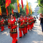 Festzug in Dujiangyan am Dragon Boat Festival